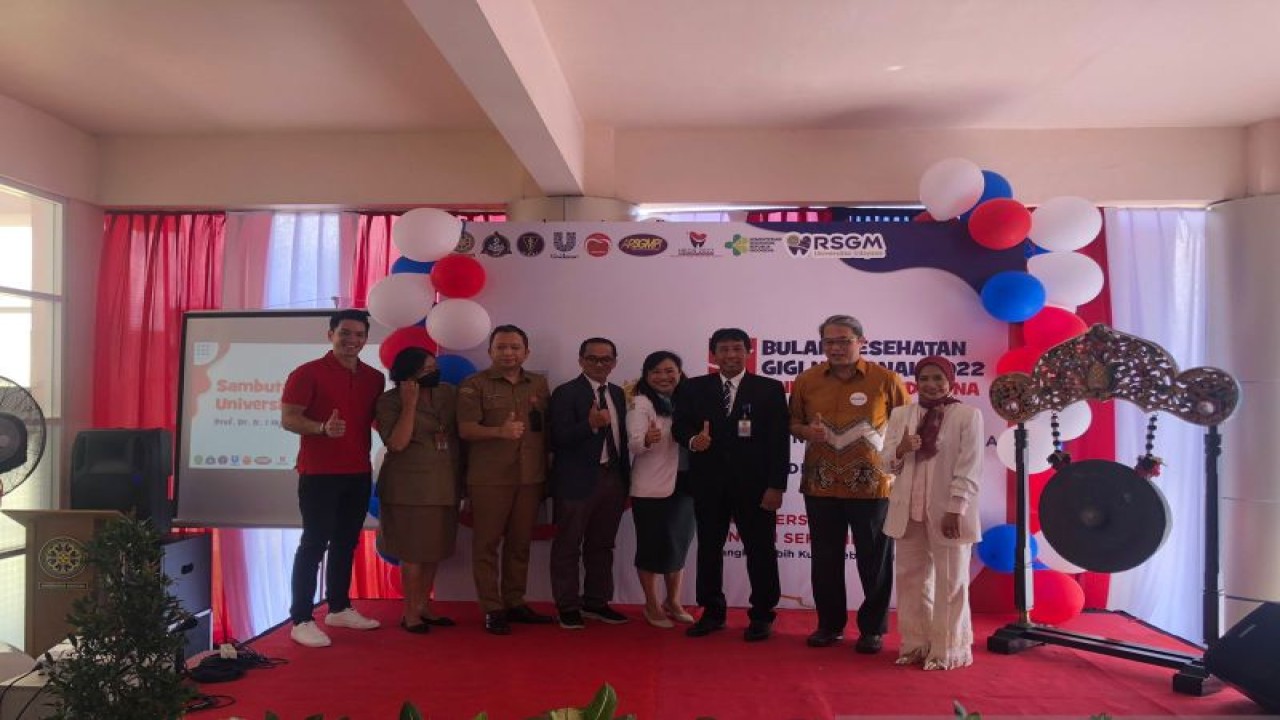 Bulan Kesehatan Gigi Nasional 2022 yang diadakan Universitas Udayana dan Unilever di Kabupaten Badung, Bali, Senin (5/12/2022). ANTARA/Ni Putu Putri Muliantari