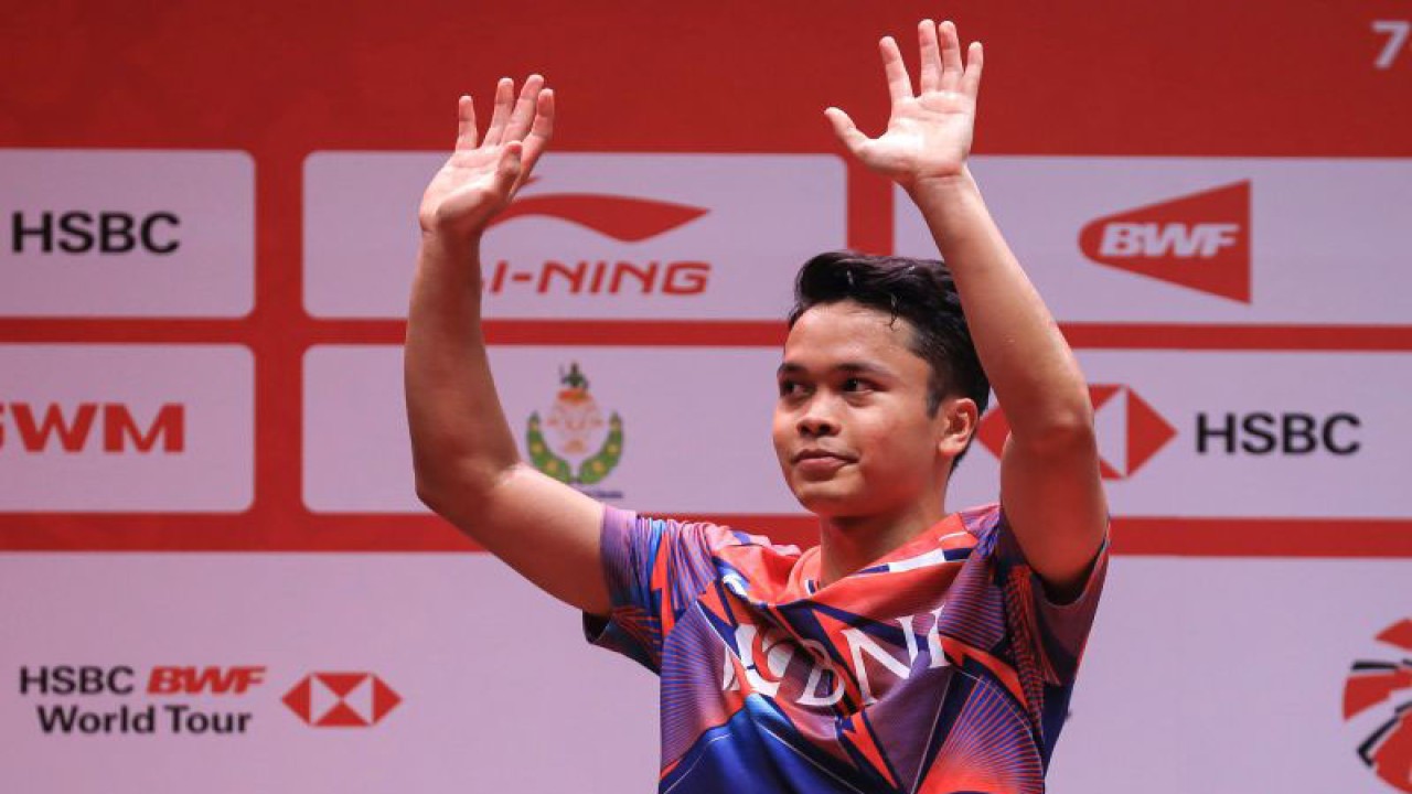 Pebulutangkis tunggal putra Indonesia Anthony Sinisuka Ginting melambaikan tangan ke arah penonton usai kalah dari lawannya asal Denmark Viktor Axelsen dalam pertandingan babak final BWF World Tour Finals 2022 di Nimibutr Arena, Bangkok, Thailand, Minggu (11/12/2022). Anthony Ginting harus puas sebagai runner up usai kalah dari Viktor dengan skor 13-21 dan 14-21. ANTARA FOTO/Handout/Humas PBSI/app/hp.