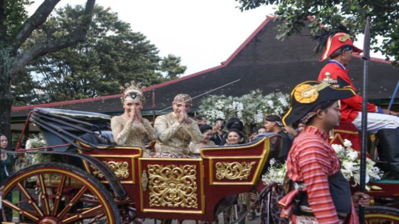 Putra bungsu Presiden Joko Widodo, Kaesang Pangarep (kanan) bersama istrinya Erina Gudono (kiri) menaiki kereta kencana usai prosesi akad nikah di Royal Ambarrukmo, Sleman, DI Yogyakarta, Sabtu (10/12/2022). Kaesang dan Erina melangsungkan pernikahan dengan adat Yogyakarta. (ANTARA FOTO/Hendra Nurdiyansyah/wsj.)