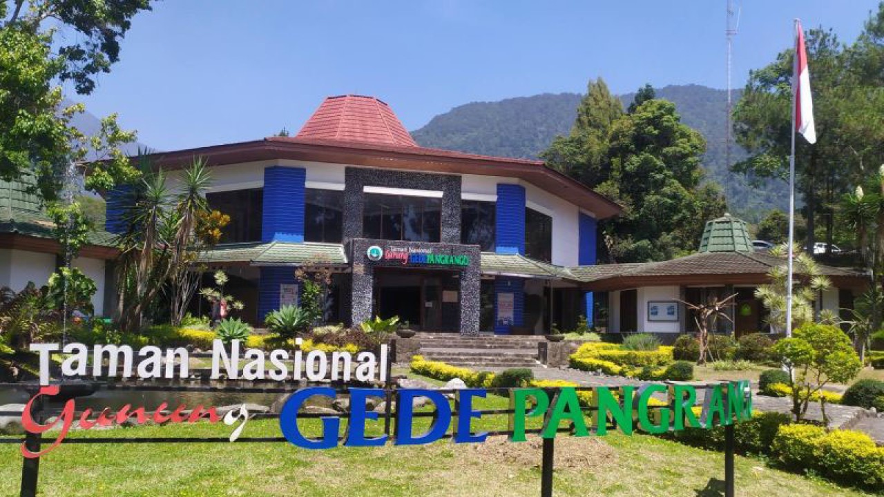 Pintu masuk Taman Nasional Gunung Gede Pangrango di Kabupateen Cianjur, Jawa Barat.(FOTO ANTARA/Ahmad Fikri).