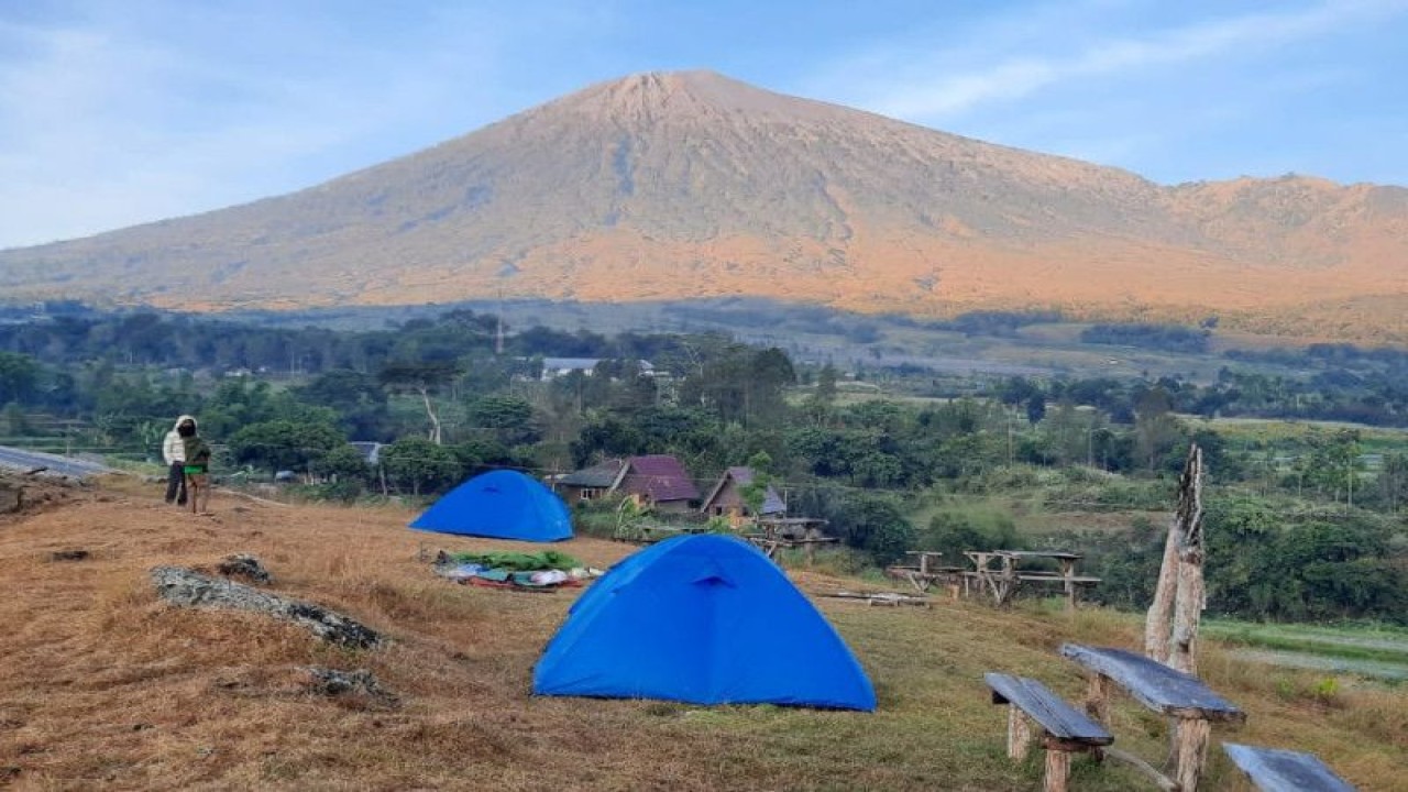 Sejumlah wisatawan berkemah di kaki Gunung Rinjani di Desa Sajang, Kecamatan Sembalun, Kabupaten Lombok Timur, Nusa Tenggara Barat. (ANTARA/HO-Noris)