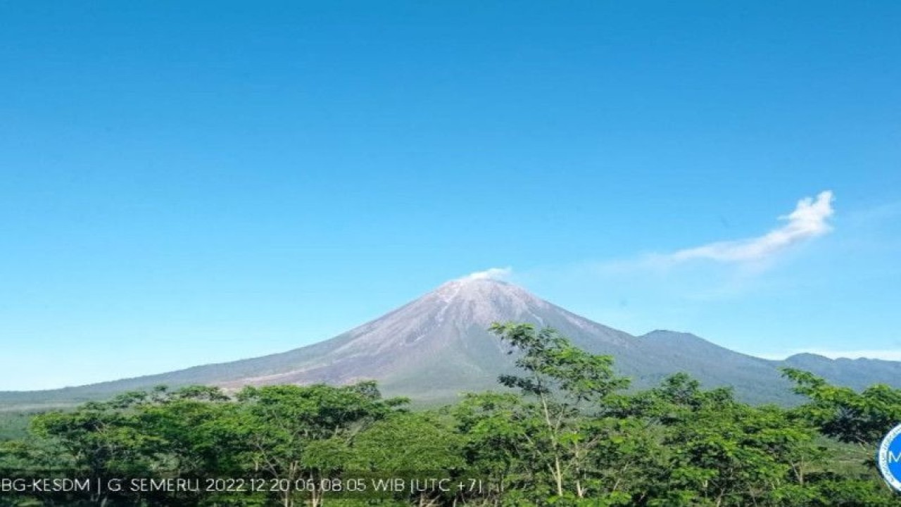Gunung Semeru alami erupsi yang terpantau dari PPGA Semeru di Gunung Sawur Lumajang, pada Selasa (20/12/2022). (ANTARA/HO-PVMBG)