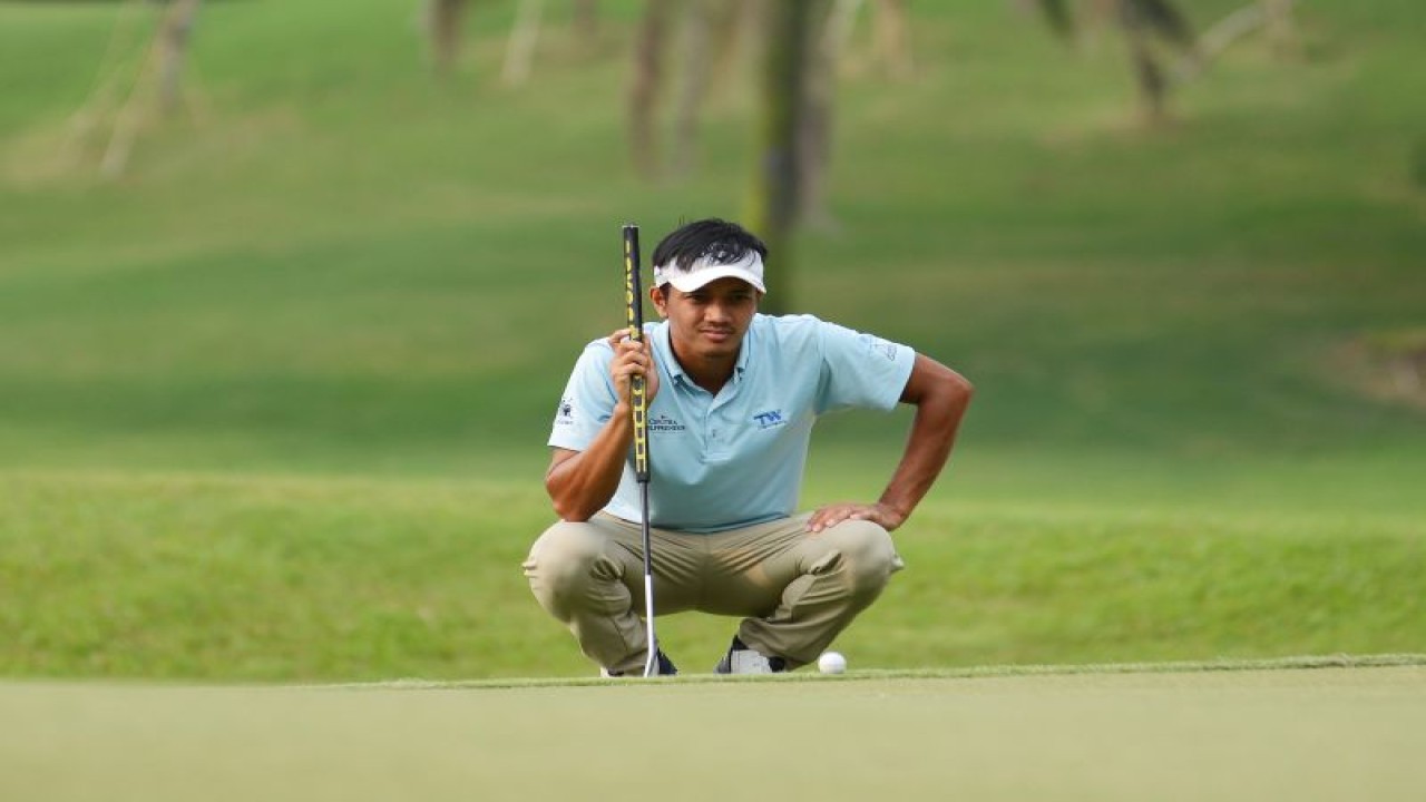 Arsip - Pegolf Indonesia Kevin Caesario Akbar tampil apik pada hari pertama BNI Ciputra Golfpreneur Tournament ADT 2022 dengan mencetak 66 pukulan atau enam di bawah par di Damai Indah Golf – BSD Course, Serpong, Tangerang Selatan, Rabu (24/8/2022). (ANTARA/HO-ADT/Yongki Hermawan)