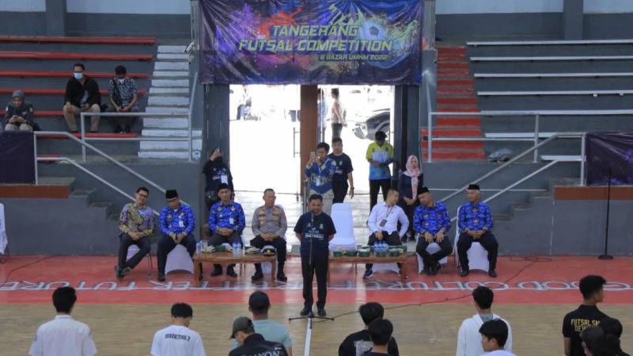 Wakil Wali Kota Tangerang Sachrudin saat membuka Tangerang Futsal Competition dan Deklarasi Pelajar Anti Tawuran yang diikuti oleh 80 Tim Futsal se-Tangerang Raya dan dilaksanakan di GOR Dimyati Kota Tangerang, Senin (19/12).