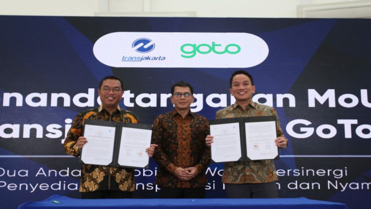 Direktur Utama TransJakarta Yana Aditya, Komisaris GoTo Wishnutama dan CEO GoTo Andre Soelistyo usai menandatangani nota kesepahaman (MoU) di Jakarta, Selasa (13/12/2022). ANTARA/HO-Dokumentasi GoTo