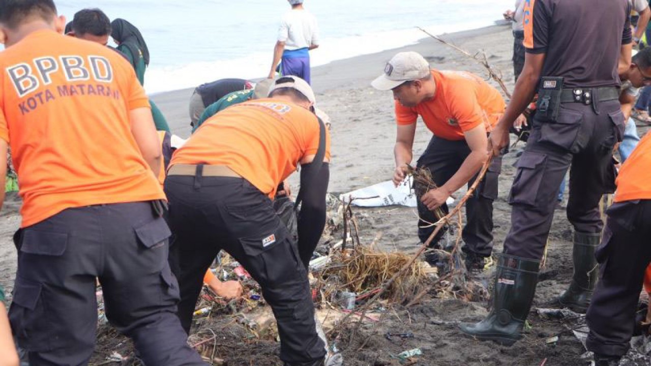 Sejumlah petugas melakukan kegiatan gotong royong bersih-bersih sampah di Pantai Mapak Indah, Kota Mataram pasca-cuaca ekstrem yang melanda wilayah itu, Rabu (28/12/2022). (ANTARA/Pemprov NTB).