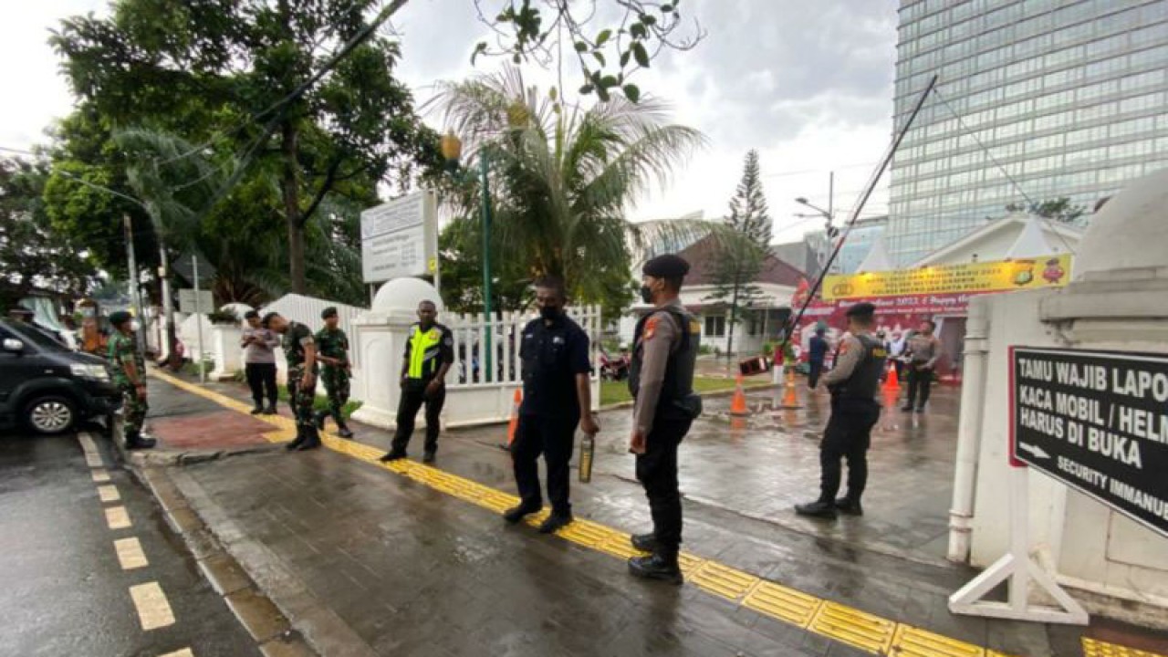 Sejumlah personel gabungan menjaga keamanan di kawasan Gereja Protestan di Indonesia Bagian Barat (GPIB) Immanuel, Jakarta, Sabtu (31/12/2022). ANTARA/Luthfia Miranda Putri