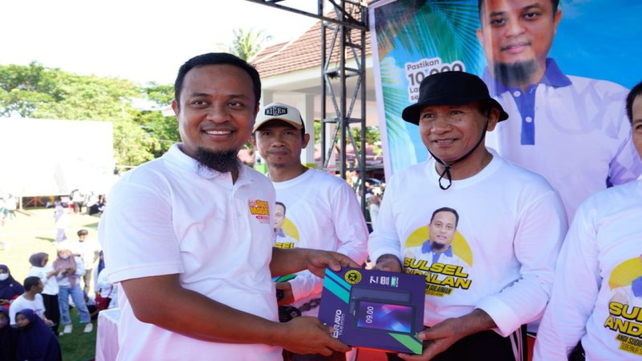 Gubernur Sulawesi Selatan menyerahkan peralatan smart school kepada SMA sederajat di Kabupaten Bantaeng, Kamis,(8/12/2022).ANTARA/HO-Humas Pemprov Sulsel.