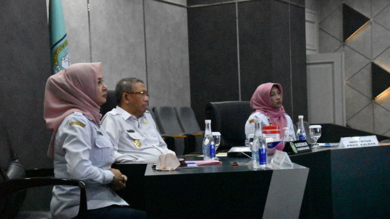 Gubernur Kalbar Sutarmidji saat peluncuran Hasil Survei Penilaian Integritas (SPI) Tahun 2022 dengan tema "Berani Mengisi untuk Berantas Korupsi" secara daring di Pontianak, Rabu. (ANTARA/Rendra Oxtora)