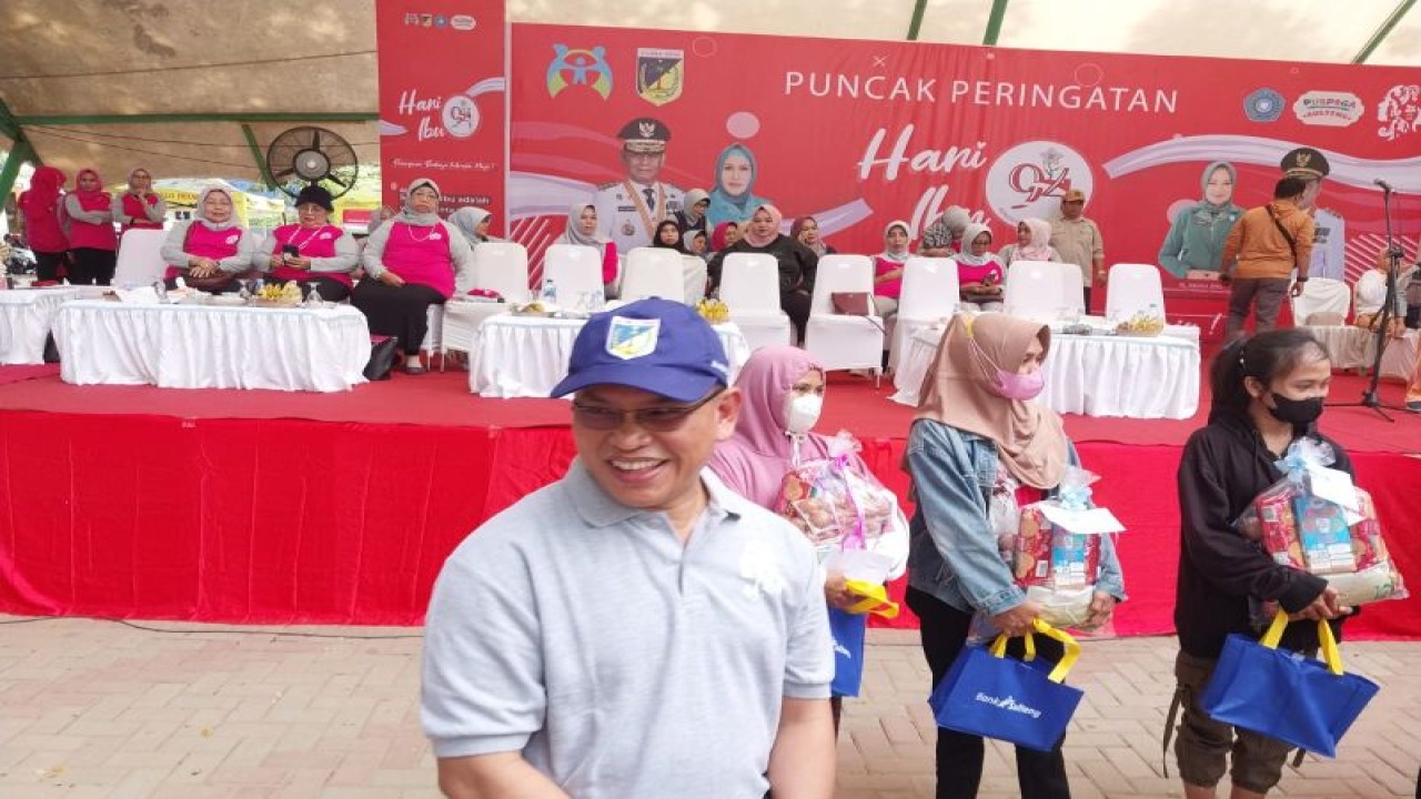 Pj Sekretaris Daerah Provinsi Sulteng Rudi Dewanto dalam kegiatan Peringatan Hari Ibu ke-94 tahun 2022 tingkat Provinsi Sulteng di Palu, Kamis (22/12/2022). (ANTARA/Muhammad Hajiji)