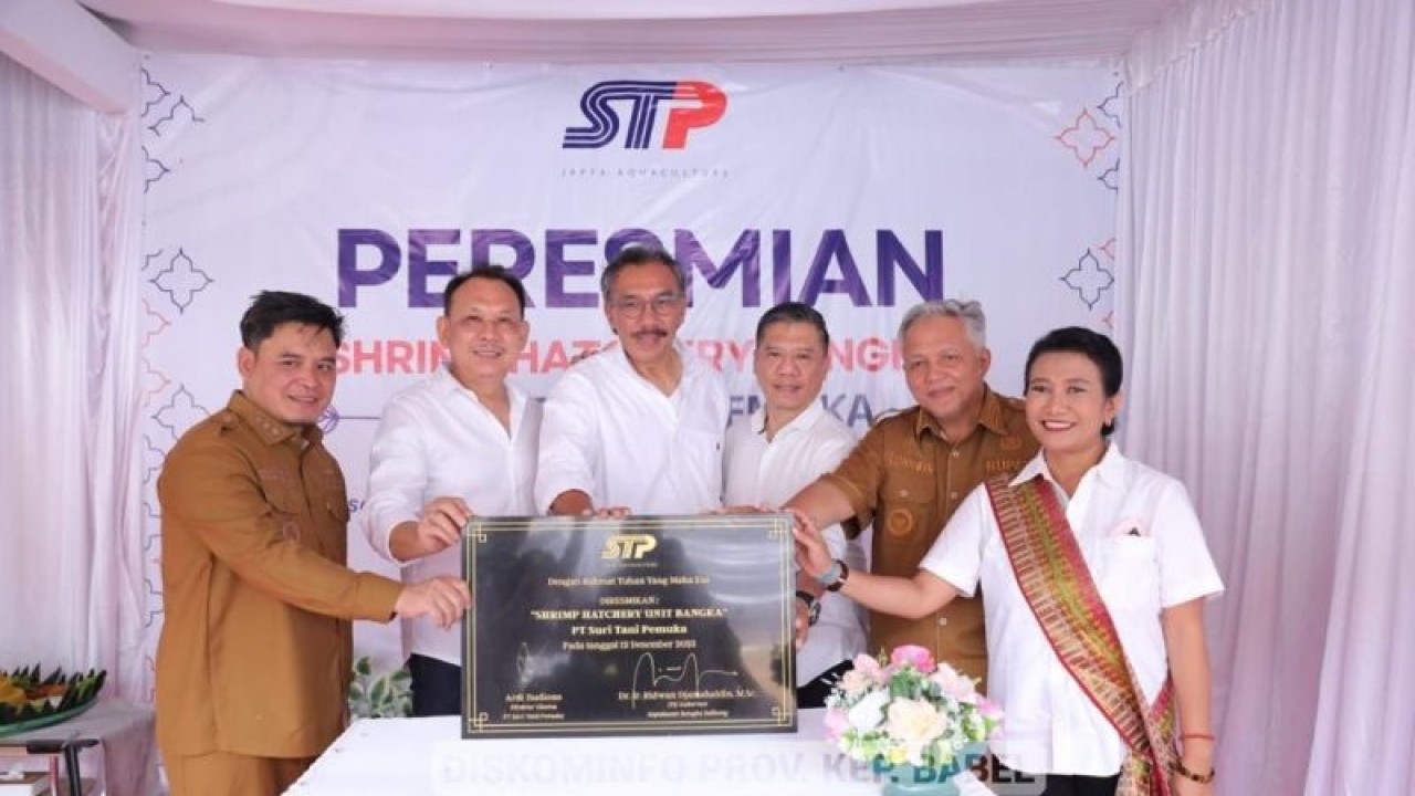 Penjabat (Pj) Gubernur Kepulauan Bangka Belitung Ridwan Djamaluddin meresmikan shrimp hatchery benur udang vaname di Desa Teluk Limau, Selasa. (ANTARA/HO-Pemprov Babel)