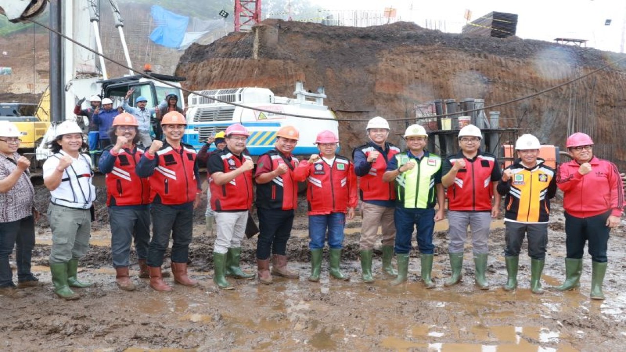 Gubernur Wayan Koster saat meninjau pembangunan Turyapada Tower KBS 6.0 Kerthi Bali dan Shortcut Singaraja-Mengwitani, Denpasar, Senin (26/12/2022). ANTARA/HO-Pemprov Bali