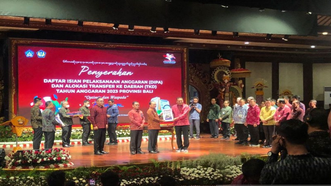 Kegiatan penyerahan DIPA dan TKD 2022 Provinsi Bali dari Gubernur Bali Wayan Koster kepada Kabupaten/Kota dan kementerian atau lembaga vertikal di Denpasar, Selasa (13/12/2022). ANTARA/Ni Putu Putri Muliantari