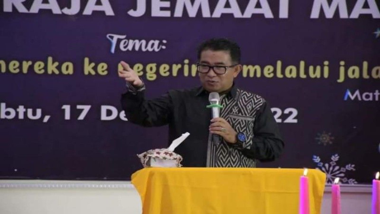 Penjabat Gubernur Sulawesi Barat (Sulbar) Akmal Malik membantu pembangunan rumah ibadah Gereja Toraja yang di bangun di Kabupaten Mamuju, Minggu (18/12/2022) ANTARA Foto/M Faisal Hanapi