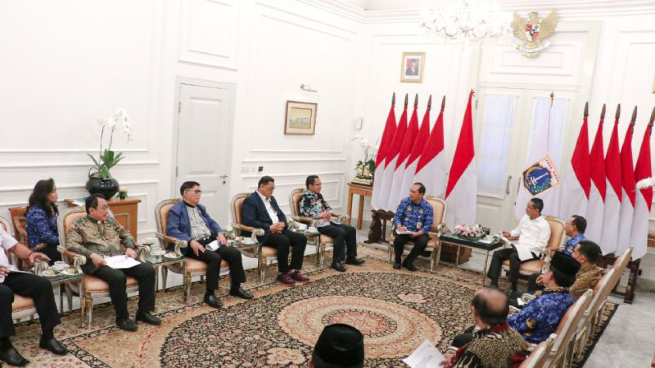 Penjabat Gubernur DKI Heru Budi Hartono (kanan) menerima audiensi Panitia Perayaan Natal Tahun 2022 dan Perwakilan dari Keuskupan Agung Jakarta, di Balai Kota Jakarta, Senin (19/12/2022). ANTARA/HO- Pemprov DKI. ANTARA/Dewa Ketut Sudiarta Wiguna