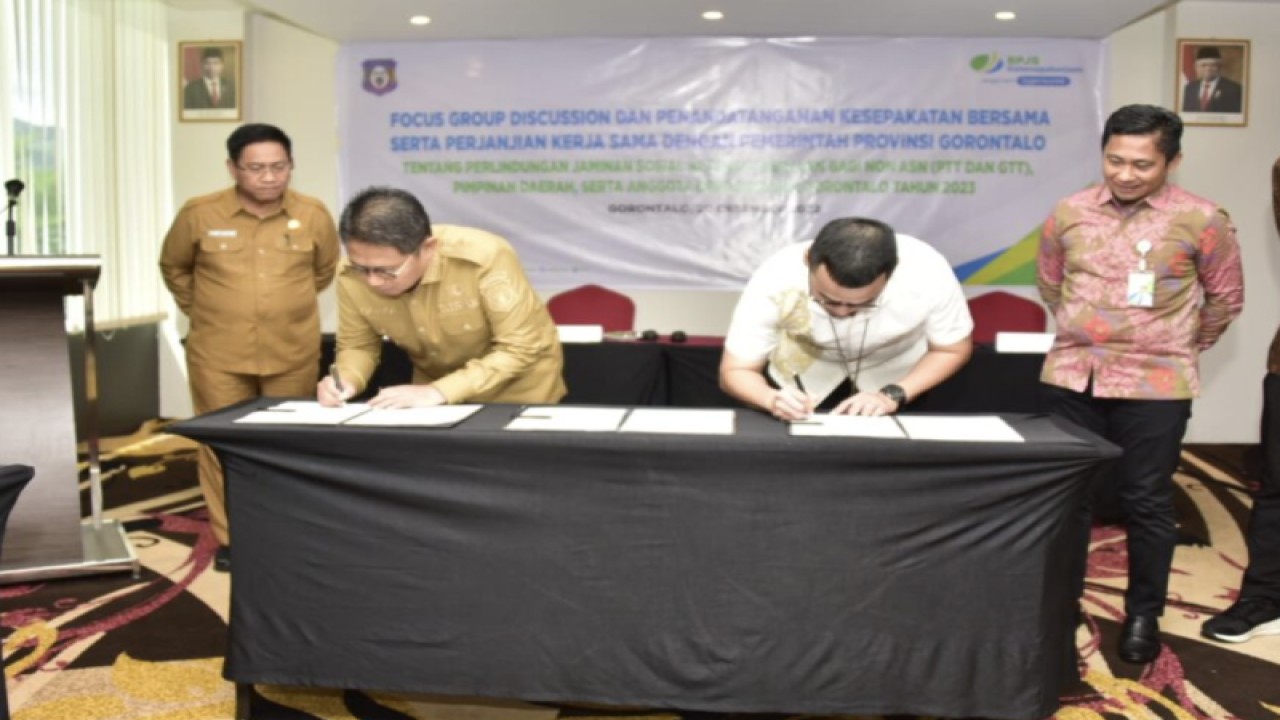 Penjabat Gubernur Gorontalo Hendra Hamka Noer menandatangani perjanjian kerja sama perlindungan pekerja dengan BPJS Ketenagakerjaan di Kota Gorontalo, Selasa (20/12/2022). (ANTARA/HO-kominfo)