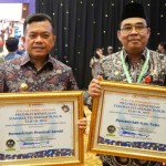 Gubernur Jambi Al Haris saat menerima penghargaan dari Ombudsman RI.(FOTO ANTARA/HO/Diskominfo Jambi/2022)-1671770774