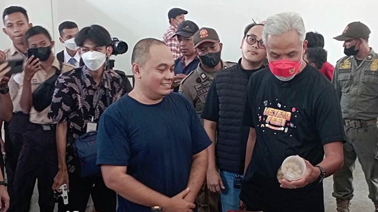 Gubernur Jawa Tengah Ganjar Pranowo (kanan) meninjau ruang workshop pengemasan produk UMKM yang tersedia di Hetero Space Banyumas, Purwokerto, Kabupaten Banyumas, Jumat (16/12/2022). ANTARA/Sumarwoto