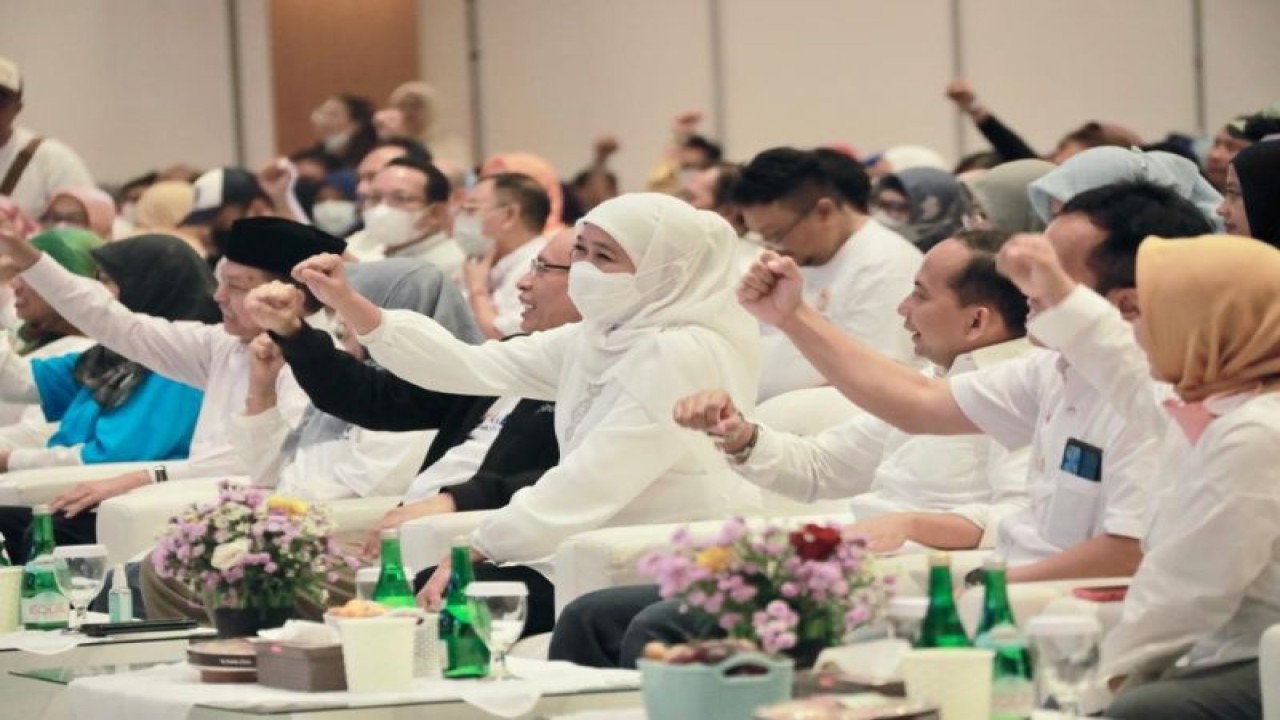 Gubernur Jawa Timur Khofifah Indar Parawansa (empat dari kanan) saat menghadiri Reuni Akbar 50 tahun IKA Unair di Surabaya, Sabtu (17/12/2022) malam. (ANTARA/HO-Biro Adpim Jatim)