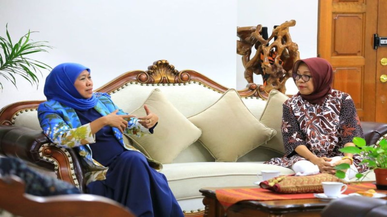 Gubernur Jatim Khofifah Indar Parawansa (kiri) di Wisma Duta Indonesia, Kuala Lumpur, Ahad (19/12/2022) malam. (ANTARA/HO-Biro Adpim Jatim)