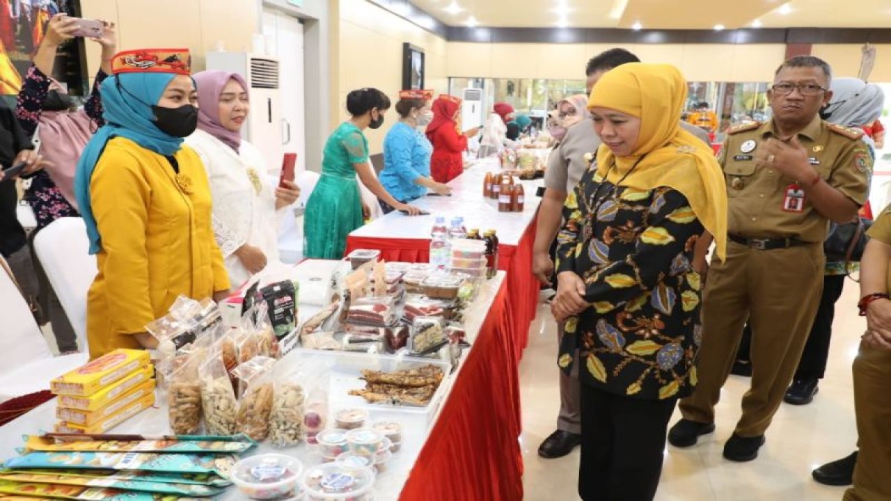 Gubernur Jatim Khofifah Indar Parawansa meninjau produk UMKM jelang misi dagang dengan Kalteng di Palangkaraya, Selasa (13/12/2022). (ANTARA/HO-Biro Adpim Jatim)