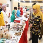 Gubernur Jatim Khofifah Indar Parawansa meninjau produk UMKM jelang misi dagang dengan Kalteng di Palangkaraya, Selasa (13/12/2022). (ANTARA/HO-Biro Adpim Jatim)-1670999006