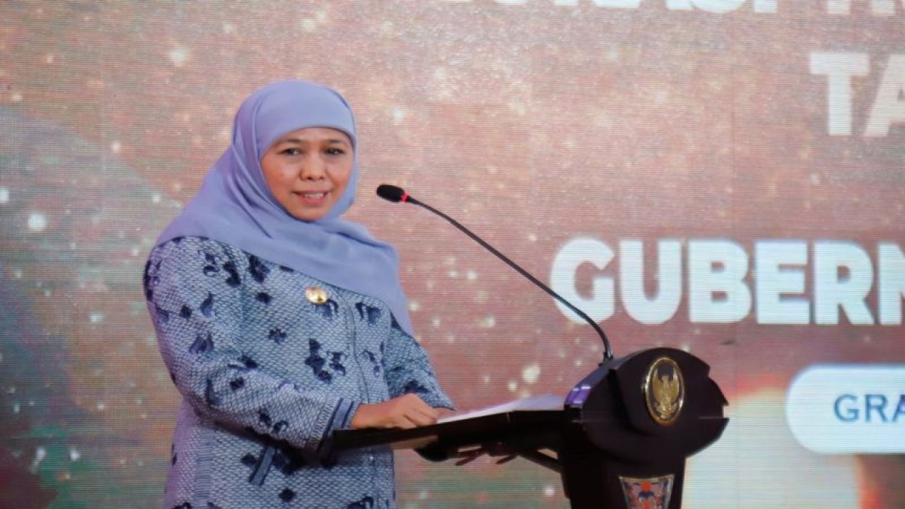Gubernur Jatim Khofifah Indar Parawansa menyampaikan paparan saat penyerahan DIPA dan TKD tahun 2023 di Surabaya, Kamis (15/12/2022). (ANTARA/HO-Biro Adpim Jatim)