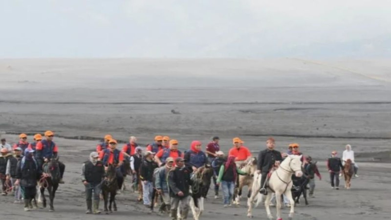 Gubernur Jatim Khofifah Indar Parawansa (tengah) menikmati hamparan padang pasir di kawasan Gunung Bromo. (ANTARA/HO-Biro Adpim Jatim)