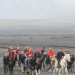 Gubernur Jatim Khofifah Indar Parawansa (tengah) menikmati hamparan padang pasir di kawasan Gunung Bromo. (ANTARA/HO-Biro Adpim Jatim)-1672374416