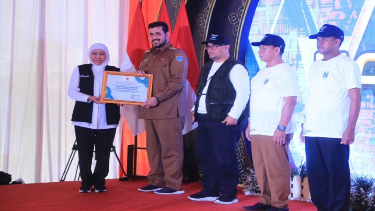 Gubernur Jatim Khofifah Indar Parawansa memberikan penghargaan kepada Wali Kota Probolinggo Hadi Zainal Abidin dalam kegiatan Hari Nusantara di di Pelabuhan Perikanan Pantai Mayangan Kota Probolinggo, Senin (26/12/2022) petang. (ANTARA/HO-Diskominfo Kota Probolinggo)
