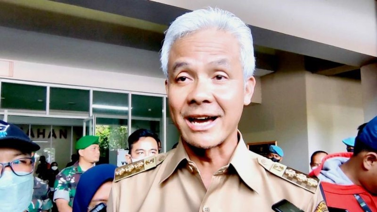 Gubernur Jawa Tengah (Jateng) Ganjar Pranowo memberikan keterangan kepada wartawan di Solo, Senin (31/10/2022). ANTARA/Aris Wasita