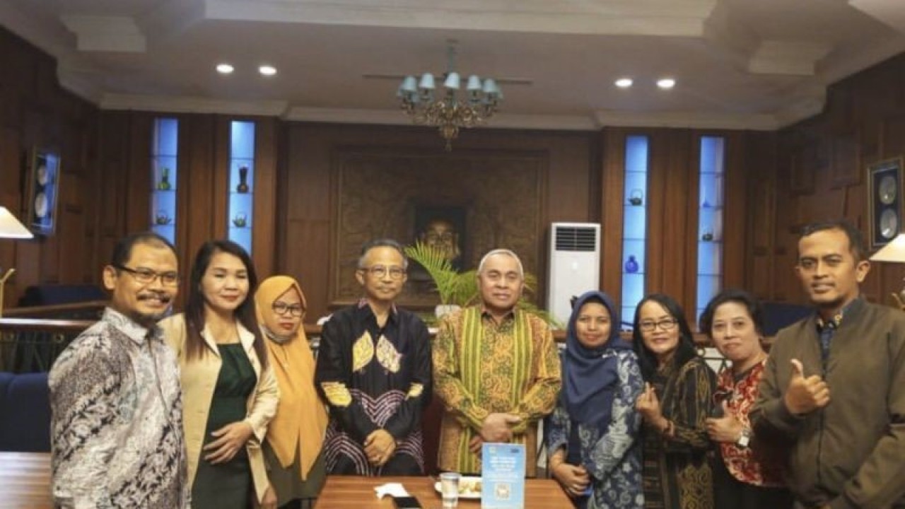 Gubernur Kaltim Isran Noor bersama dengan pengurus Dewan Pengurus Daerah (DPD) Apdesi Kalimantan Timur. (Diskominfo Kaltim)