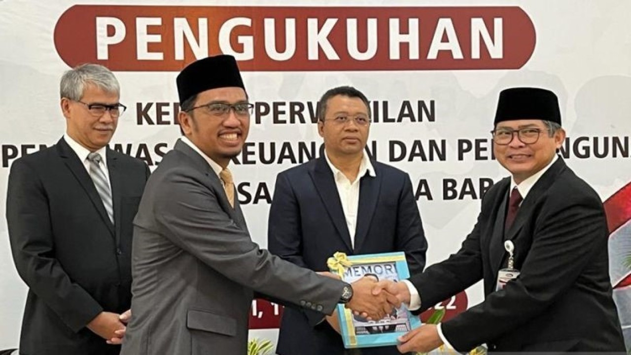 Gubernur Nusa Tenggara Barat (NTB), H. Zulkieflimansyah (tengah) pada pengukuhan Sidi Purnomo sebagai Kepala Perwakilan Badan Pengawasan Keuangan dan Pembangunan (BPKP) NTB di Mataram, Senin (19/12/2022). (ANTARA/Pemprov NTB).