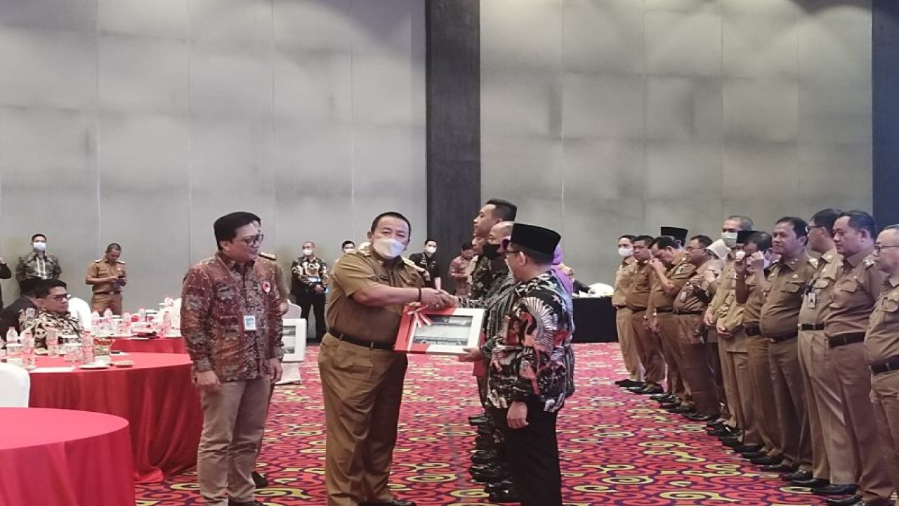 Gubernur Lampung Arinal Djunaidi saat menghadiri penyerahan DIPA dan TKD di Bandarlampung, Selasa (6/12/2022). ANTARA/Ruth Intan Sozometa Kanafi