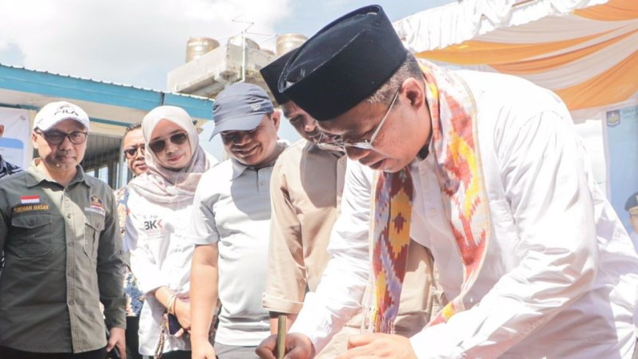 Gubernur Nusa Tenggara Barat (NTB), H Zulkieflimansyah meresmikan Tempat Pemasaran Ikan (TPI) dan peluncuran Pelayanan Samsat Perijinan Kapal Perikanan di Pelabuhan Perikanan Tanjung Luar, Kabupaten Lombok Timur. (ANTARA/Pemprov NTB).