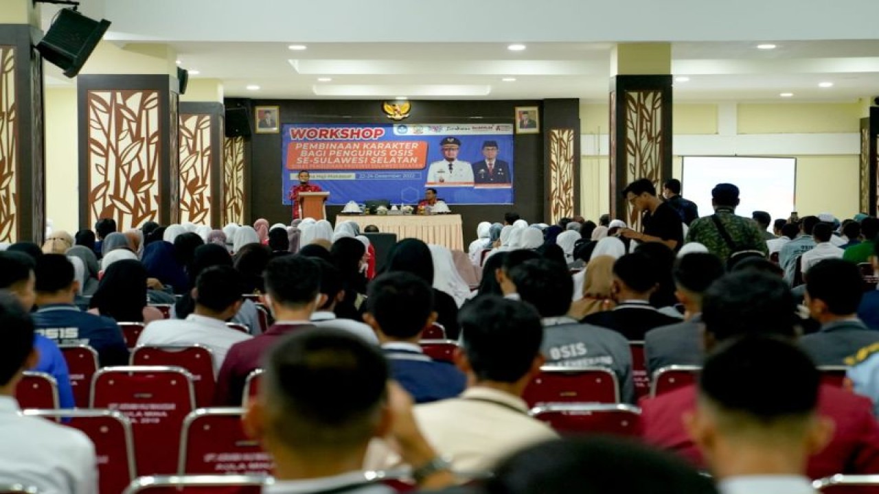 Gubernur Sulawesi Selatan Andi Sudirman Sulaiman menyampaikan pengarahan kepada pelajar sekolah menengah atas dan sekolah menengah kejuruan. (ANTARA/HO-Humas Pemprov Sulsel)