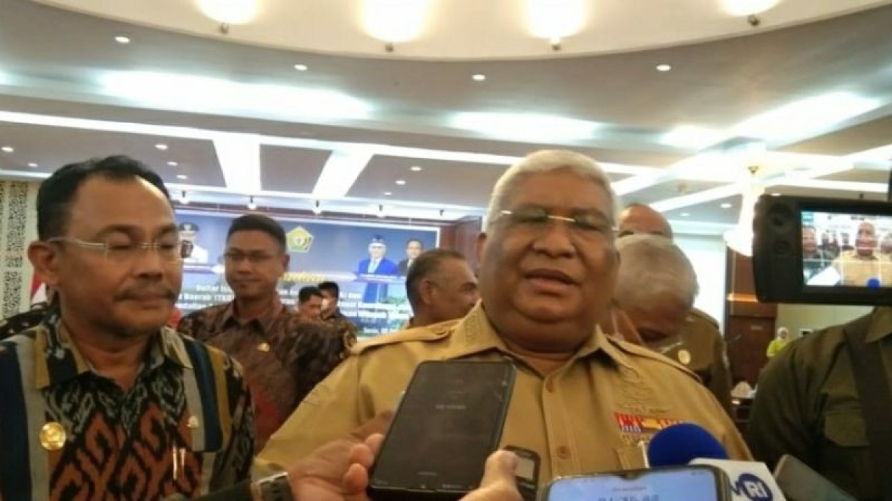 Gubernur Sulawesi Tenggara Ali Mazi (kanan) didampingi Plt Kepala DJPb Sultra Syaiful, di Kendari, Senin (5/12/2022). ANTARA/Harianto