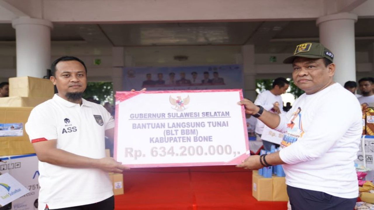 Gubernur Sulsel Andi Sudirman Sulaiman saat menyerahkan bantuan subsidi BBM kepada Bupati Bone A. Fashar M. Padjalangi pada jalan santai Sulsel Anti Mager di Lapangan Merdeka Watampone, Minggu (18/12). ANTARA Foto/HO-Humas Pemprov Sulsel