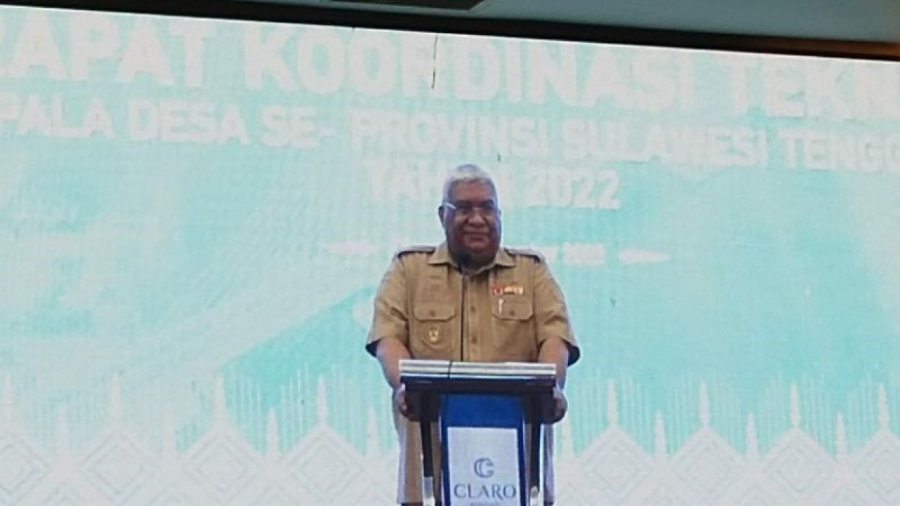 Gubernur Sultra Ali Mazi saat membuka Rapat Koordinasi Teknis Kepala Desa se-Provinsi Sulawesi Tenggara, di Kendari, Senin (5/12/2022) ANTARA/Harianto
