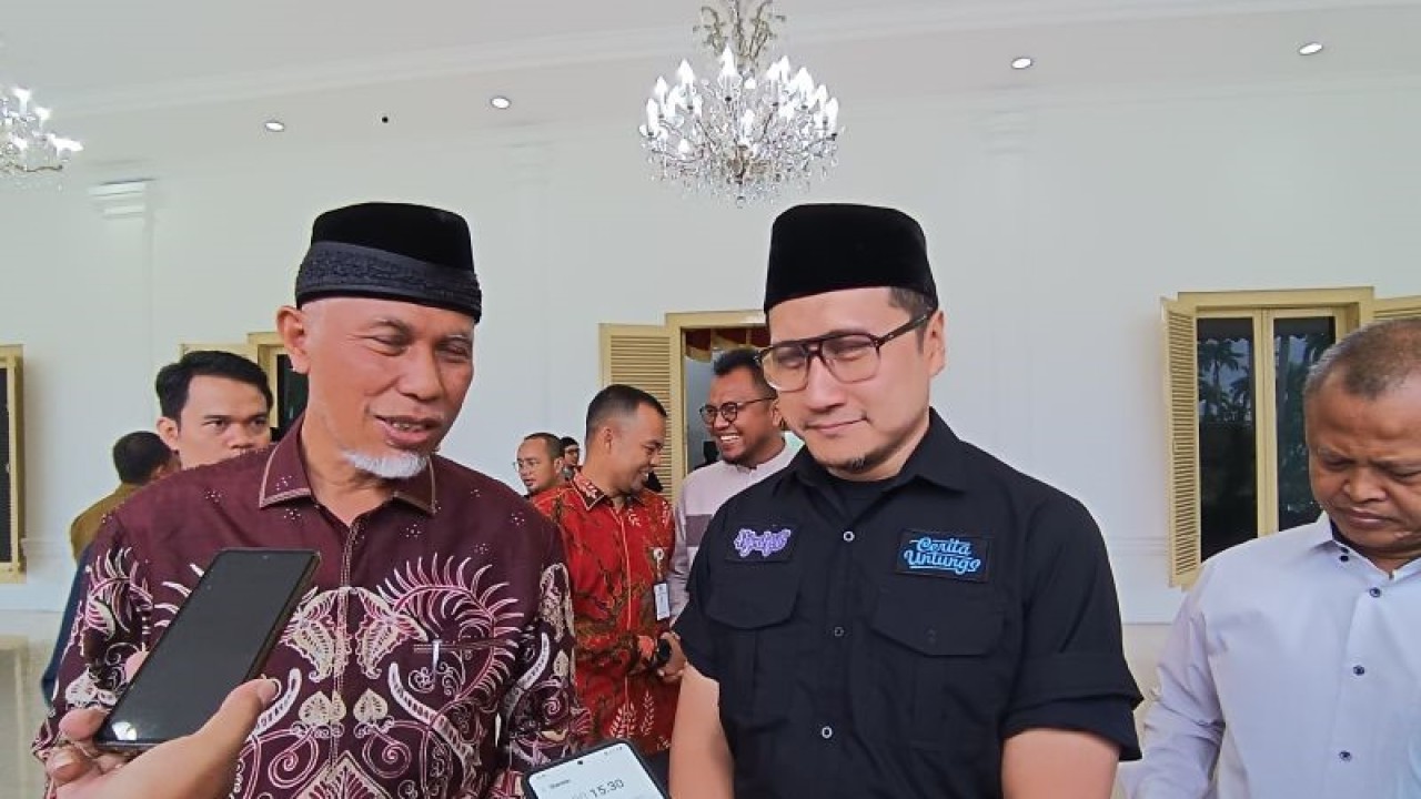 Gubernur Sumbar Mahyeldi dan penggagas Hijrahfest, Arie Untung. (ANTARA/Miko Elfisha)