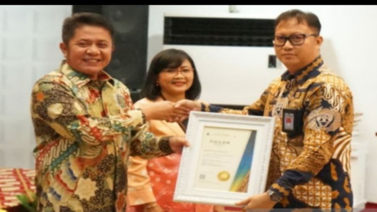 Gubernur Sumsel Herman Deru menyerahkan penghargaan DJPb ke satker Kemenkumham Sumsel. ANTARA/Yudi Abdullah/22