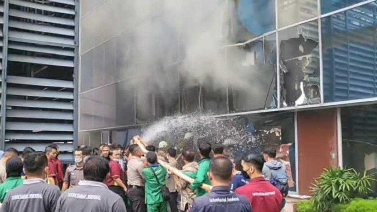 Gudang lantai lima kantor Kementerian Hukum dan Hak Asasi Manusia (Kemenhumham), Jakarta, terbakar, Kamis (8/12/2022). ANTARA/Luthfia Miranda Putri