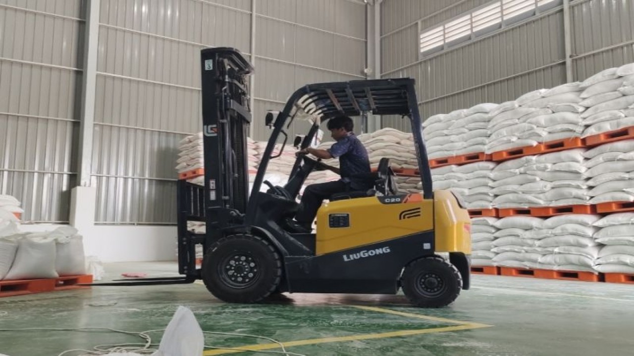 Ilustrasi- Pekerja tengah mengoperasikan peralatan angkut di gudang. ANTARA/Ruth Intan Sozometa Kanafi.