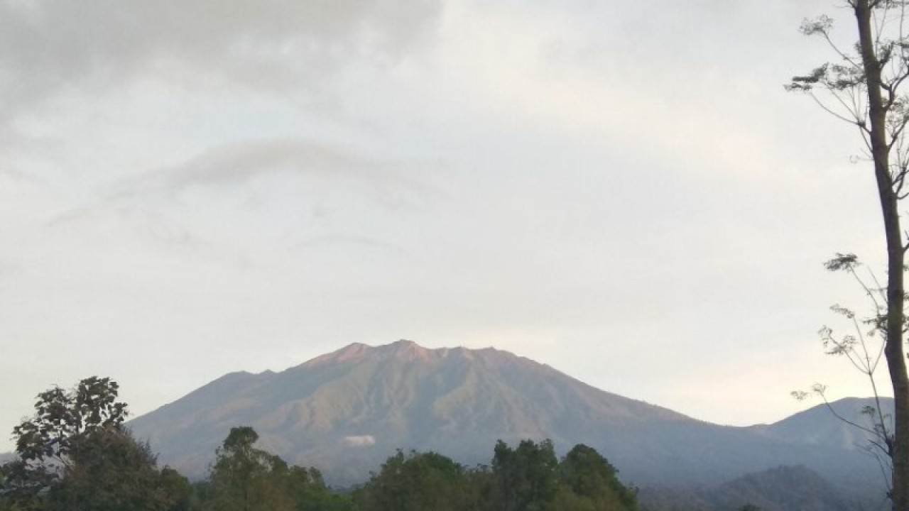 Gunung Raung yang terpantau dari Pos Pengamatan Gunung Raung di Kabupaten Banyuwangi, Jatim, pada Minggu (31/7/2022). (FOTO ANTARA/HO-PVMBG)