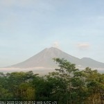 Gunung Semeru masih terus erupsi yang terpantau dari Pos Pengamatan Gunung Api Semeru di Gunung Sawur, Kabupaten Lumajang, Kamis (8/12/2022), (ANTARA/HO-PVMBG)-1670468115