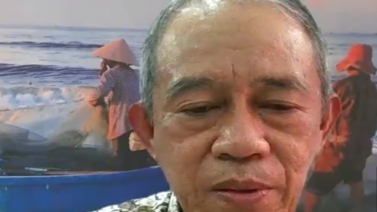 Guru besar Fakultas Perikanan dan Ilmu Kelautan Institut Pertanian Bogor (IPB) University Profesor Mohammad Imron saat konferensi pers pra orasi ilmiah yang digelar secara daring oleh IPB, Kamis (8/12/2022). (ANTARA/Linna Susanti)