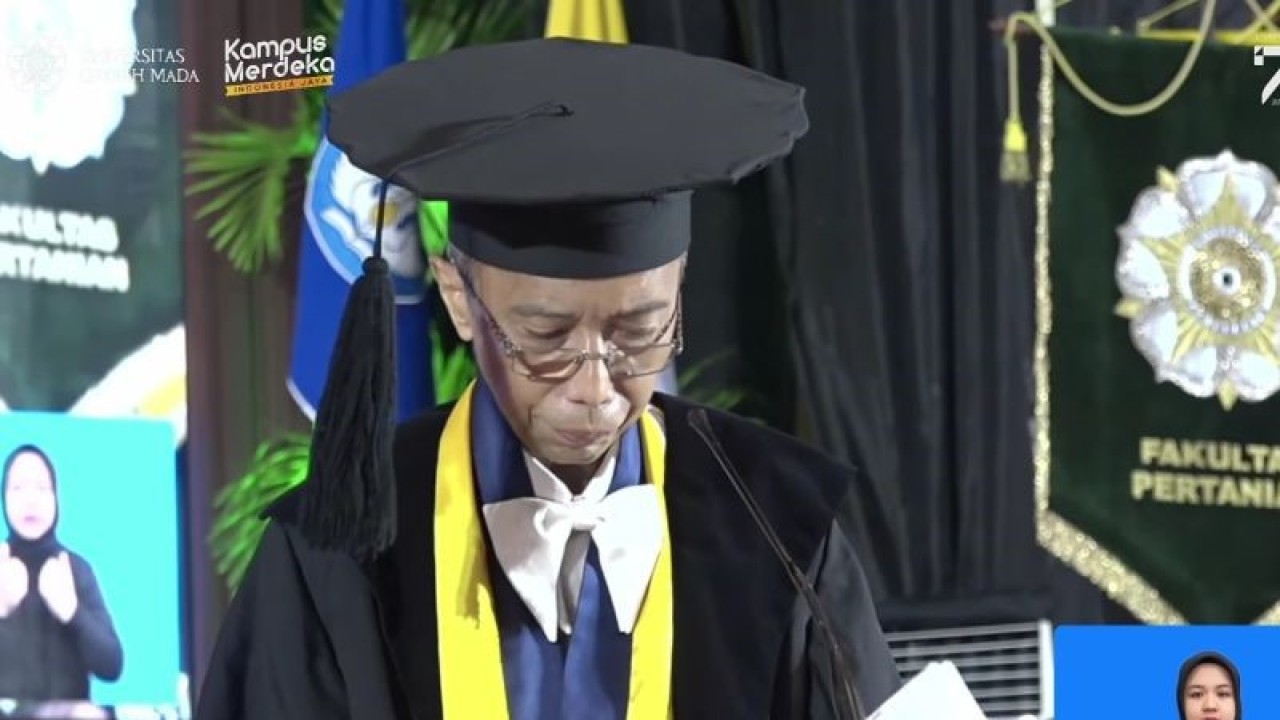 Tangkapan layar Guru Besar Fakultas Teknologi Pertanian Universitas Gadjah Mada Sri Raharjo dalam Puncak Peringatan Dies Natalis UGM yang dipantau di Jakarta, Senin (19/12/2022). (ANTARA/Sanya Dinda)