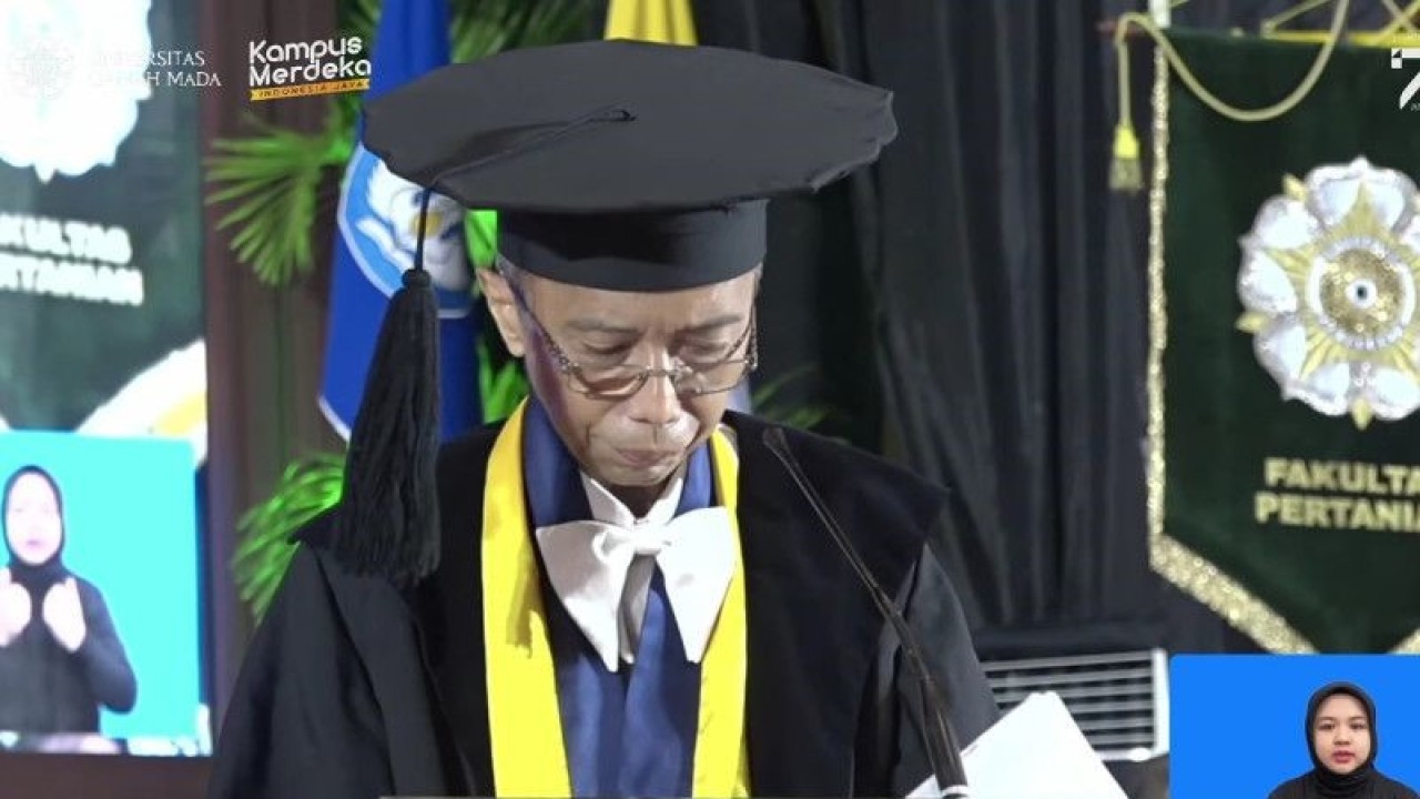 Tangkapan layar Guru Besar Fakultas Teknologi Pertanian Universitas Gadjah Mada Sri Raharjo dalam Puncak Peringatan Dies Natalis UGM yang dipantau di Jakarta, Senin (19/12/2022). (ANTARA/Sanya Dinda)