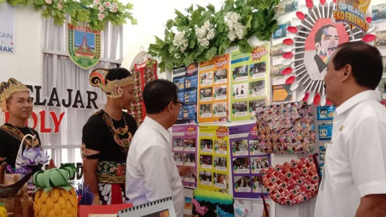 Asisten Pemerintahan Setda Kudus Agus Budi Satriyo didampingi Kepala Dinas Pendidikan Kepemudaan dan Olahraga Kabupaten Kudus Harjuna Widada saat meninjau hasil karya guru penggerak di aula DPRD Kudus, Kamis (22/12/2022). ANTARA/Akhmad Nazaruddin Lathif.