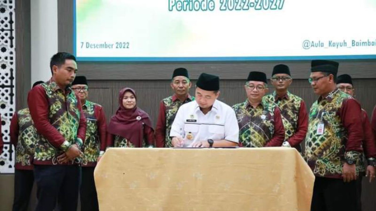 Wali Kota Banjarmasin H Ibnu Sina saat menandatangani dokumen pengukuhan Dewan Pendidikan Kota Banjarmasin periode 2022--2027 di Balaikota, Selasa (7/12/2022). ANTARA/HO